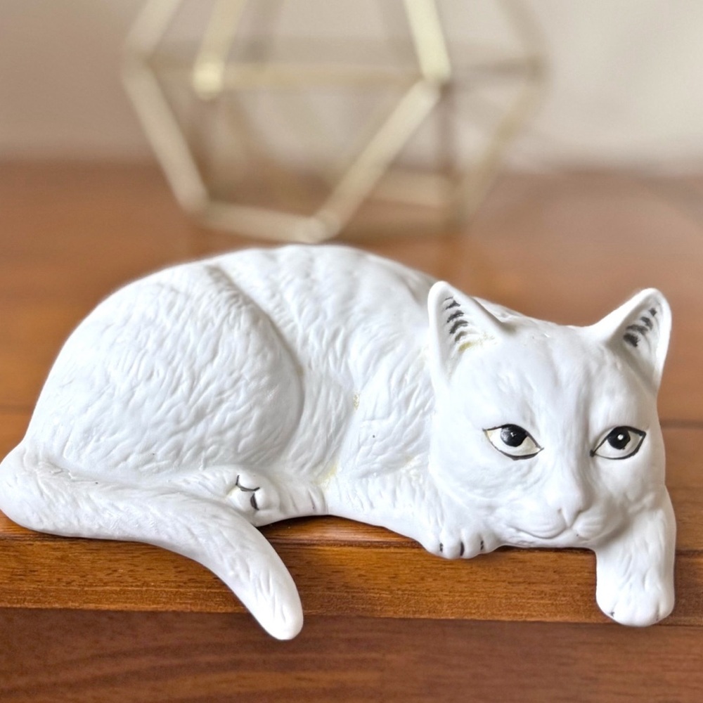 Vintage Bisque Porcelain White Cat Ledge Shelf Sitter Figurine Made In Taiwan - Picture 11 of 11